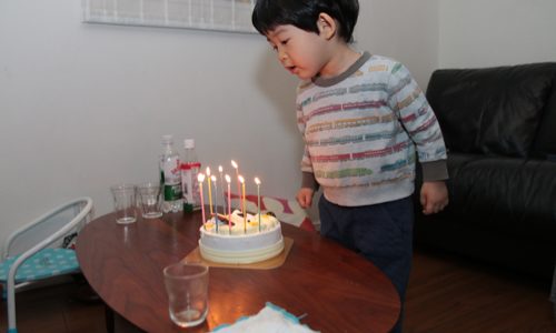 誕生日ケーキのローソクの火を消すのは誰？